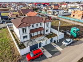 Doua case de vanzare la pret de una in Vladimirescu carti...