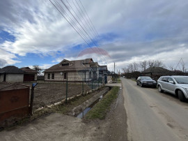 Constructie de caramida cu 3 camere de v&acirc;nzare in centru...