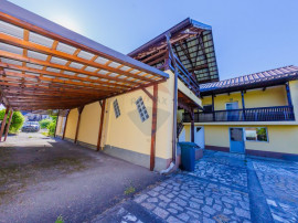 Casă cu 7 camere, 10 ari de v&acirc;nzare la drumul principal...