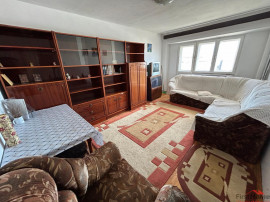 Apartament cu 3 camere de , zona Ceasul Rau.