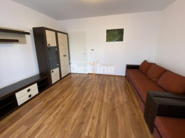 Garsoniera situata la etaj intermediar, cu balcon si loc de