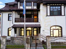 Pensiune renovata in Busteni, 14 camere, teren 900 mp, zona