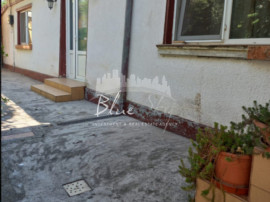 Casa batraneasca cu teren de 435mp cu utilitati si deschider