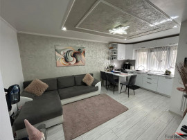 Apartament cu 3 camere de , zona Comisia Centrala