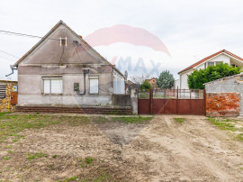 Casă cu 3 camere si teren mare de vanzare in Cicir