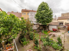 Apartament primitor într-o clădire deosebită, pe strad...