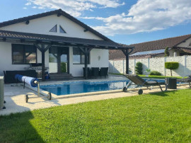 Casa de vanzare, cu piscina, intrarea in Santandrei/Mega Image