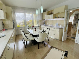Casa cu 6 camere, 400 mp, 1000 mp curte, piscina, zona Eugen