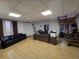 Casa la curte individuala Sector 4 (M Eroii Revolutiei)