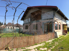 ???? Casă (la roșu) + teren 2522 mp &ndash; ideală pentru per