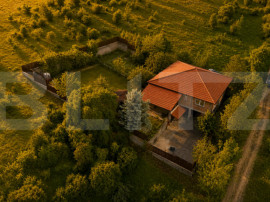 Casa la rosu de v&acirc;nzare, zona Livezeni