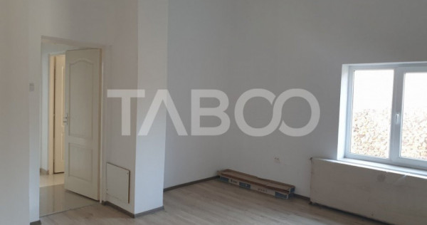 Apartament decomandat 2 camere 60 mpu curte parter Pianu de