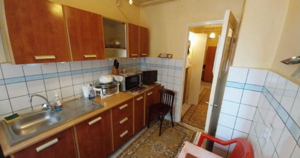 Apartament 3 camere semidecomandat zona Calea Bucuresti.