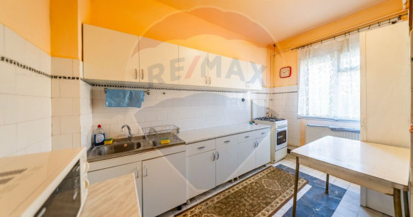 Apartament cu 4 camere, decomandat in zona centrala