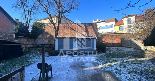 Casa cu 929 mp teren pretabil pentru investitie in zona C...