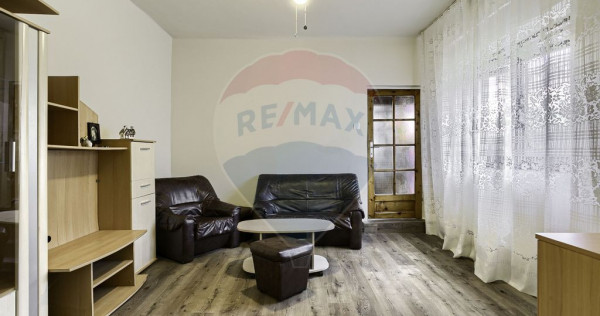 Apartament la Casă cu 3 Camere si Curte, Central, Zona I...