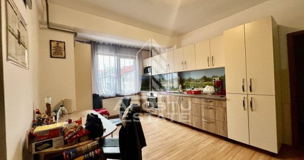 Apartament pe 2 niveluri, 3 camere, 2 bai, lift, zona Lunei