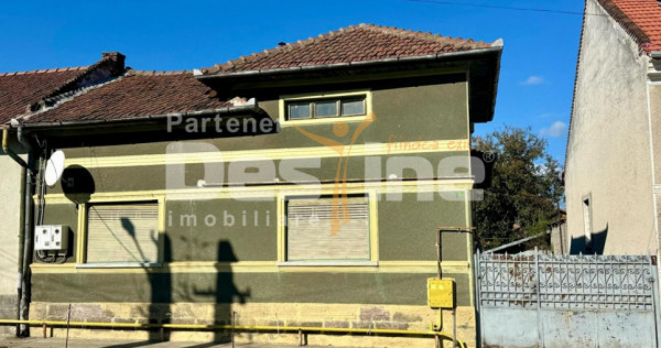 Vand casa ultracentrl Simeria din caramida acces de pe 2 str