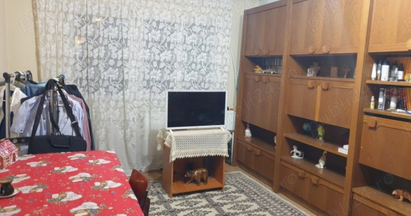 Apartament cu 3 camere, decomandat, etaj 1 - Mazepa 2, B-...