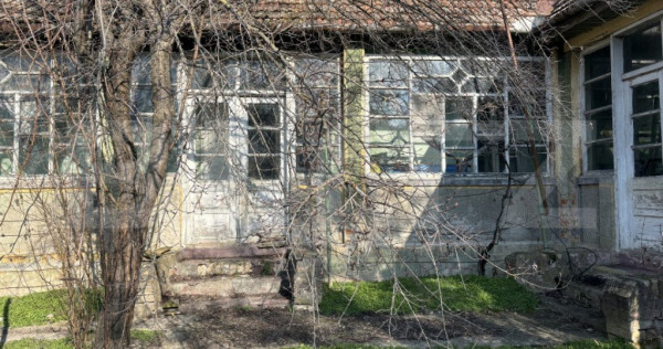 Casa pitoreasca, 4 camere, 180 mp, zona Beregsau Mare