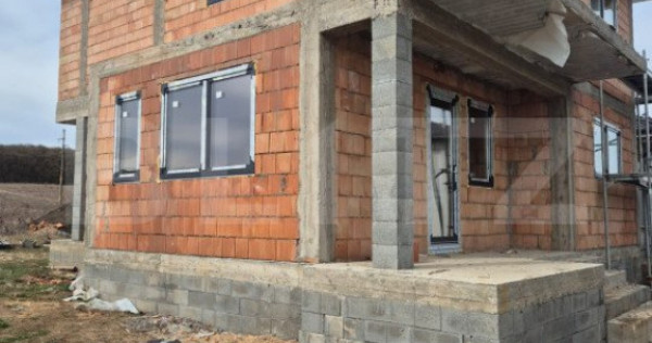 Vila noua de vanzare la intrare in Corunca