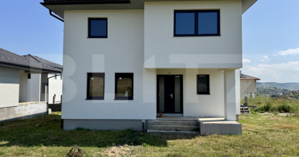Vila noua de vanzare la intrare in Corunca