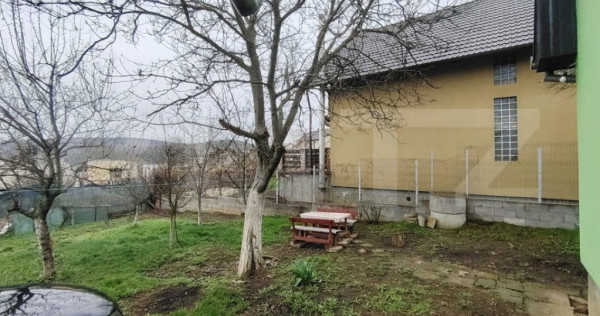 Casa cu 2 apartamente in Livezeni