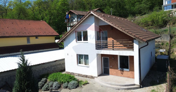 Casă cu vedere spre lac și pădure -deasupra Barajului ...