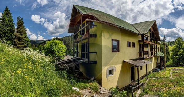 Vila / Pensiune cu 20 camere de vânzare în Câmpulung M...