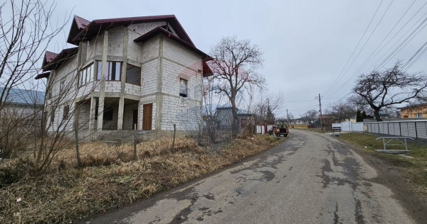 Casă / Vilă cu 12 camere, teren intravilan de 2869mp î...