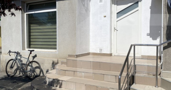 Apartament de vanzare, cu 3 camere, zona centrala