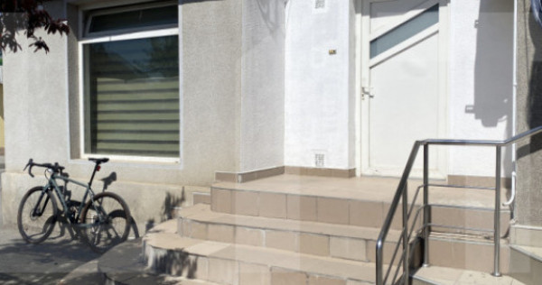 Apartament de vanzare, cu 3 camere, zona centrala