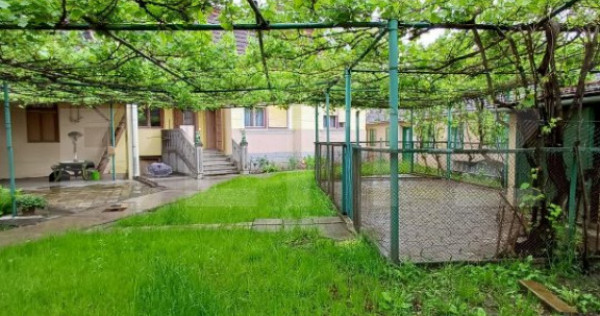 Casa renovabila cu 2 spatii comerciale, 416.6 mp, teren de 7