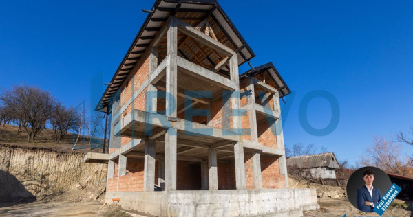 Pensiune/Vilă la roșu P+E+M în Sărata