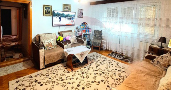 Apartament cu 3 camere de vânzare în zona Micro 5