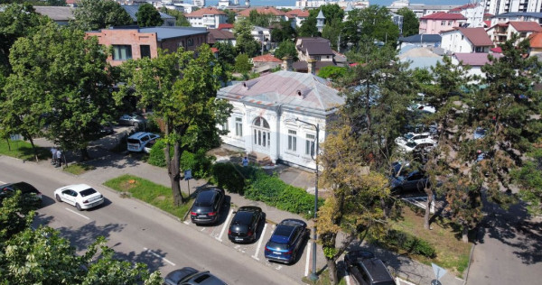Monument Istoric Teatru langa Liceul Cuza