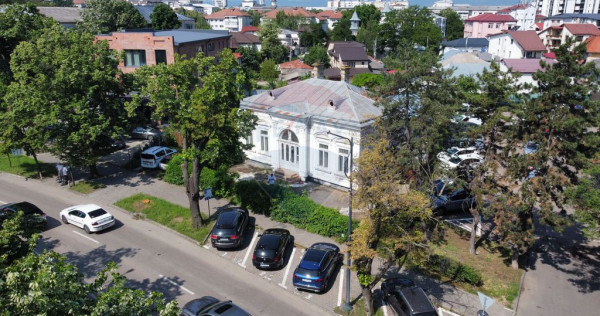 Monument Istoric Teatru langa Liceul Cuza