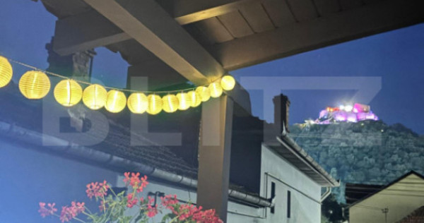 Jumatate de duplex cu 4 camere, 130 mp, in Deva