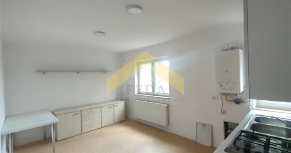 Bloc cu 18 apartamente de inchiriat