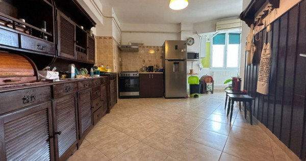 Apartament 3 camere Calarasilor, suprafata 91mp, etaj interm