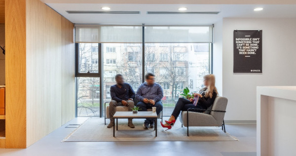 Spațiul de birou frumos proiectat, în plan deschis, pentru 10 persoane