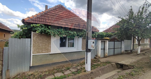 Casă cu 4 camere si teren de v&acirc;nzare in com. Husasau de...