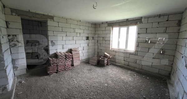 Casa la tara de vanzare, cu 13 ari de teren, la 40 km de Bi