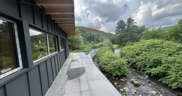 Cabană modernă tip A-frame de 312 m² de vânzare în z...