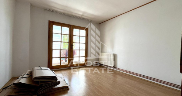 Apartament cu 3 camere, centrala proprie, zona Bucovina