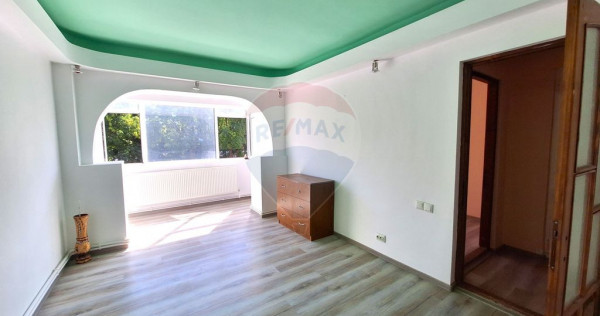 Apartament cu 3 camere de vânzare în zona Pod