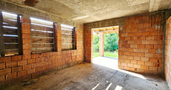 Proprietate la rosu, situata la 15 km de oras