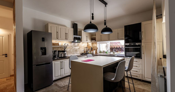 Casă de vânzare – Via Carmina, Vladimirescu -zonă re...