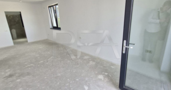 Duplex compus din două case la 1,3 kilometri de stația de