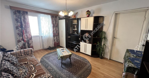 Apartament 3 camere balcon pivnita zona Vasile Aaron din Sib